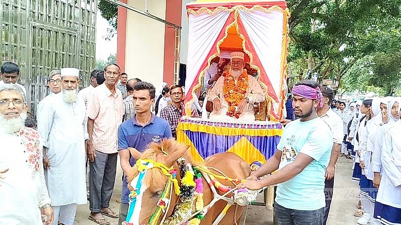 কুড়িগ্রামে ঘোড়ার গাড়িতে চড়িয়ে শিক্ষককে রাজকীয় বিদায়