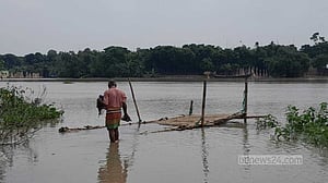 পদ্মায় পানি বাড়ছেই, নিম্নাঞ্চলে পানিবন্দি মানুষ, স্কুল বন্ধ