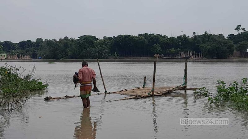 পদ্মায় পানি বাড়ছেই, নিম্নাঞ্চলে পানিবন্দি মানুষ, স্কুল বন্ধ