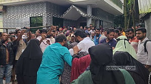 নোয়াখালী দুর্ঘটনা: ‘চালকের চোখে ছিল ঘুম, খালে পড়ে লক না খুলেই পালান’