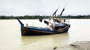 নৌকায় গ্যাস সিলিন্ডার বিস্ফোরণে দগ্ধ ৪ জেলে