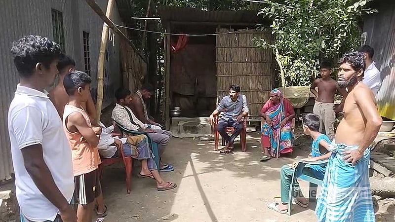 নারকেল গাছে উঠে বিদ্যুৎস্পৃষ্টে ভ্যান চালকের মৃত্যু