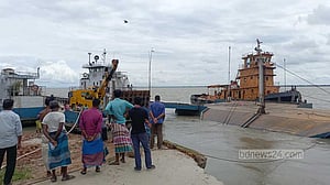 পদ্মার ভাঙনে পাটুরিয়ার ৪ নম্বর ফেরিঘাট বন্ধ