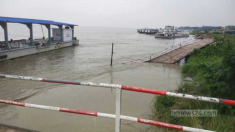 পদ্মার তীব্র স্রোতে ধসে গেল পাটুরিয়া লঞ্চঘাটের জেটি