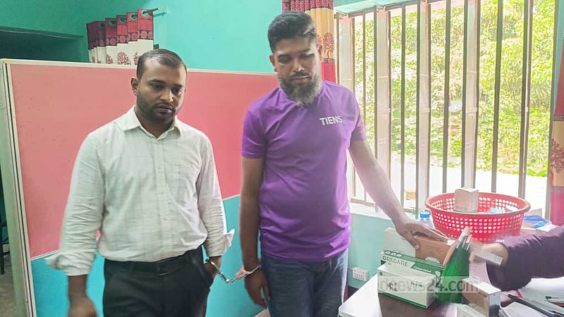 মানিকগঞ্জে এমএলএম ব্যবসার আড়ালে `ভুয়া চিকিৎসা’, আটক ২