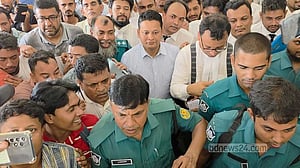 আত্মসমর্পণের পর ছাত্রদল নেতা রাজ কারাগারে