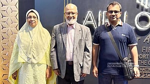 স্বাস্থ্য পরীক্ষায় সিঙ্গাপুর গেলেন খন্দকার মোশাররফ
