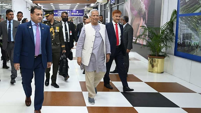 ঢাকায় ফিরেছেন প্রধান উপদেষ্টা