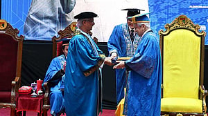 মুহাম্মদ ইউনূসকে সম্মানসূচক ডক্টরেট দিল ইউকেএম