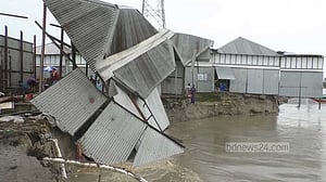পদ্মায় ভাঙন: মুন্সীগঞ্জে দিঘিরপাড় বাজারের ছয় ব্যবসাপ্রতিষ্ঠান বিলীন