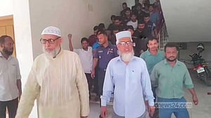 মুচলেকা দিয়ে ক্যাম্পাস ছাড়লেন আনন্দ মোহন কলেজের অধ্যক্ষ