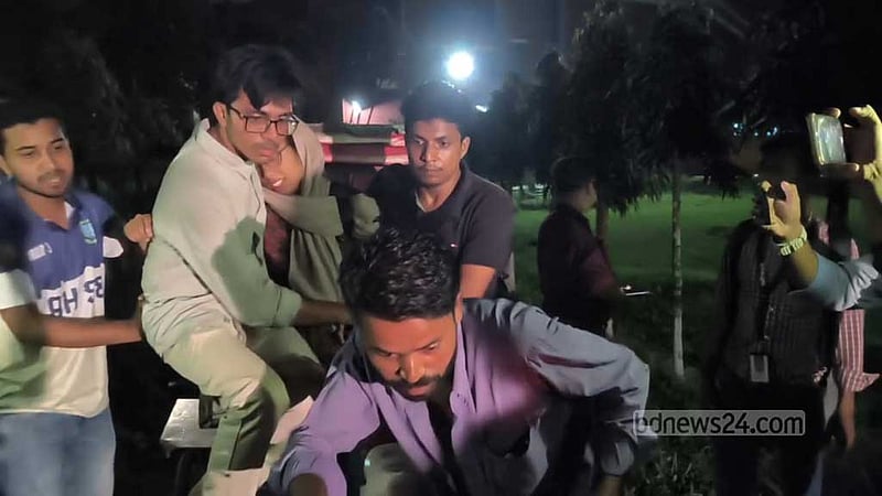 বহিরাগতদের হামলার পর বাকৃবি বন্ধ ঘোষণা, হল ছাড়ার নির্দেশ