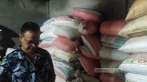 ময়মনসিংহে অভিযানে সরকারি ৭৮০ বস্তা চাল জব্দ
