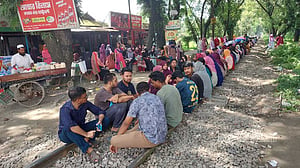 তিন দাবিতে কৃষি বিশ্ববিদ্যালয়ের শিক্ষার্থীদের রেলপথ অবরোধ