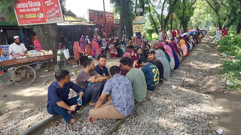 তিন দাবিতে কৃষি বিশ্ববিদ্যালয়ের শিক্ষার্থীদের রেলপথ অবরোধ
