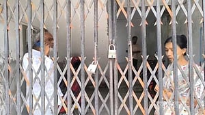 ময়মনসিংহ টিচার্স ট্রেনিং কলেজে প্রধান সহকারীর বদলি: প্রত্যাহারের দাবিতে বিক্ষোভ