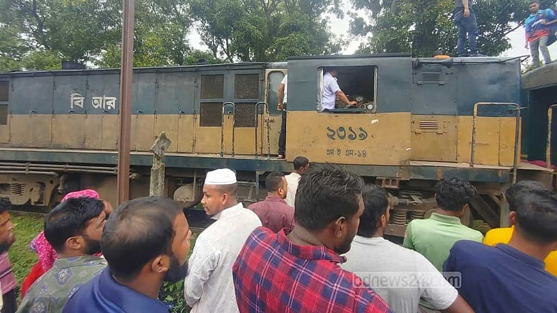 ময়মনসিংহে কমিউটার ট্রেনের ইঞ্জিনে আগুন, বিকল
