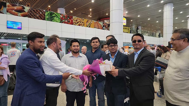 মালয়েশিয়ায় পৌঁছেছেন নাহিদ