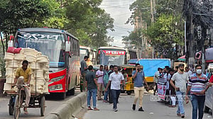 ঢাকা-নারায়ণগঞ্জ পথে বাড়ল বাসভাড়া, ক্ষোভ