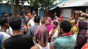 নারায়ণগঞ্জে ঘরে নারীর গলাকাটা লাশ, লেকে যুবকের মরদেহ