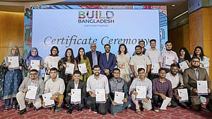 ব্যাকটেরিয়া থেকে কাপড়ের ডাই আর প্লাস্টিক বর্জ্য থেকে ফাইবার