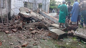 নেত্রকোণায় ভবন ভাঙার সময় ছাদ ধসে ৩ শ্রমিক নিহত