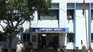 নেত্রকোণায় সড়কে পড়ে ছিল রক্তমাখা অটোরিকশা, পাশে চালকের লাশ