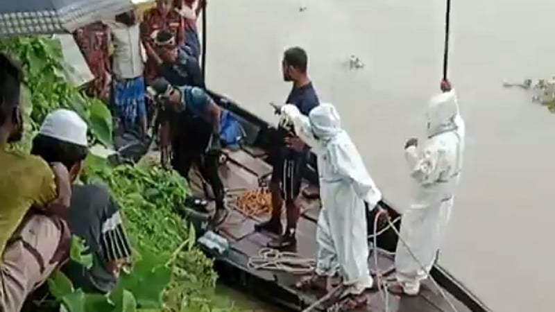 নেত্রকোণায় হাওরে নৌকাডুবিতে দুই শ্রমিক নিখোঁজ