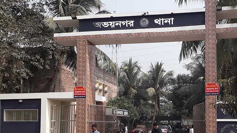 যশোরে ব্যবসায়ীকে বালুতে পুঁতে ‘টাকা আদায়’, বিএনপি নেতা ও সাংবাদিকের বিরুদ্ধে অভিযোগ