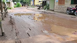 খানাখন্দে ভরা ভাঙ্গুড়া পৌরসভার এক কিলোমিটার সড়কে ভোগান্তি