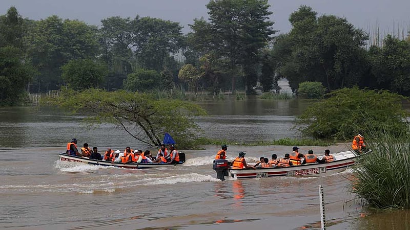 যুদ্ধের পর বন্যা: বারবার বাস্তুহীন, অতিষ্ঠ পাকিস্তানের সীমান্তবর্তী বাসিন্দারা