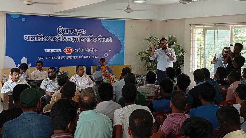 সেমিনারে বক্তারা: নিরাপদ দুধ উৎপাদনে সমন্বিত উদ্যোগ অপরিহার্য
