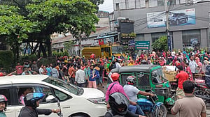 হঠাৎ কারখানা বন্ধ: সাড়ে তিন ঘণ্টা অবরোধের পর সড়ক ছাড়লেন শ্রমিকরা