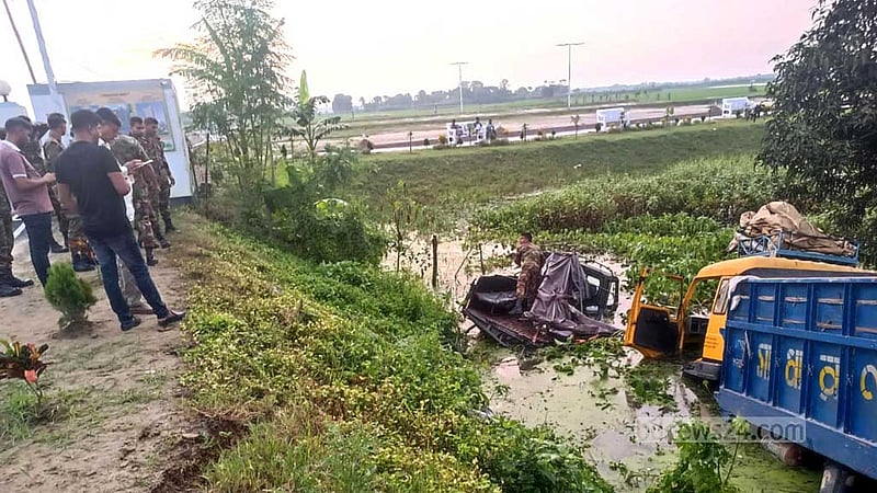 রাজশাহীতে সেনাবাহিনীর গাড়িতে ট্রাকের ধাক্কা, খাদে পড়ে আহত ১০
