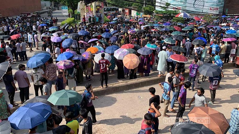 বুয়েট শিক্ষার্থীদের ওপর হামলা: রাজশাহীতে মহাসড়ক অবরোধ করে বিক্ষোভ