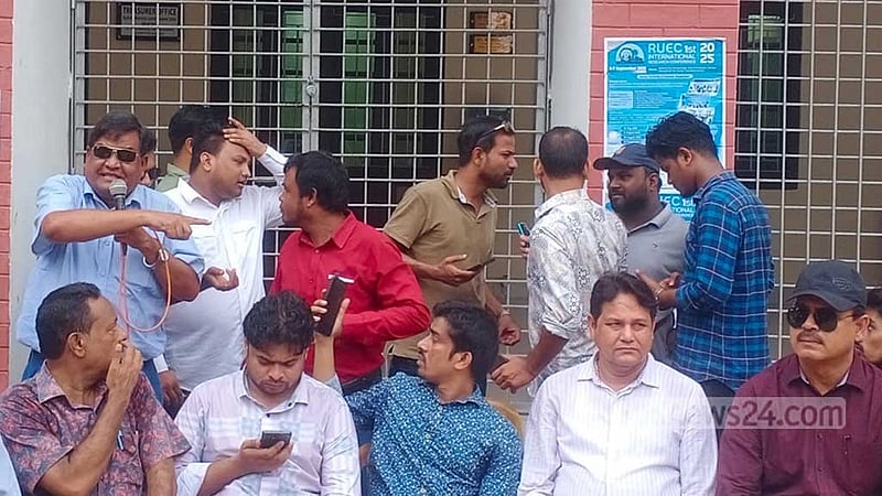 রাকসু নির্বাচন: কোষাধ্যক্ষের কার্যালয়ে তালা, ভাঙচুর ছাত্রদলের