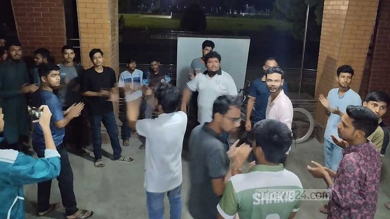 রাবিতে শিক্ষার্থীকে ‘মাদকাসক্ত’ বললেন সহকারী প্রক্টর, বিক্ষোভের মুখে প্রক্টরের দুঃখ প্রকাশ