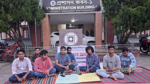 রাকসু নির্বাচন: ৩ দাবিতে গণঅনশনে শিক্ষার্থীরা
