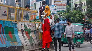 জেনেও নিচ্ছে ঝুঁকি!