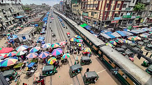 রেলপথে দোকান, ঘটতে পারে দুর্ঘটনা