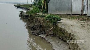 তিস্তা সেতু রক্ষা বাঁধে ধস, আতঙ্কে নদী পাড়ের মানুষ
