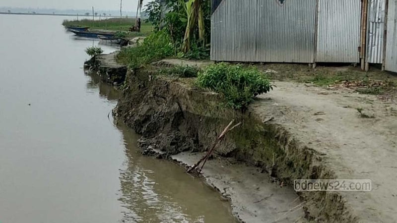 তিস্তা সেতু রক্ষা বাঁধে ধস, আতঙ্কে নদী পাড়ের মানুষ