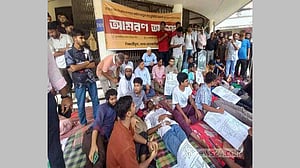 রোকেয়া বিশ্ববিদ্যালয়ে অনশনের দ্বিতীয় দিনে অসুস্থ ৪ শিক্ষার্থী, দুজন হাসপাতালে