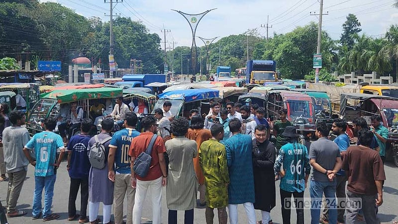 নুরকে লাঠিপেটা: ৪ জেলায় মহাসড়ক অবরোধ করে বিক্ষোভ