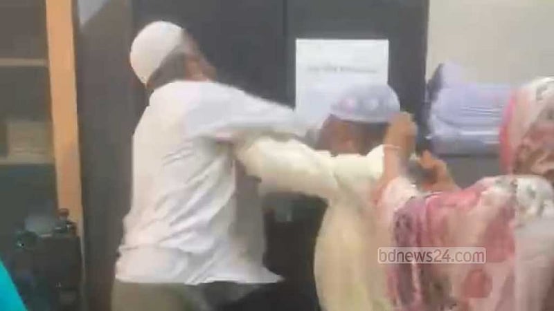 সাভার পৌরসভার মধ্যে ২ কর্মকর্তার মারামারি, তদন্তে কমিটি