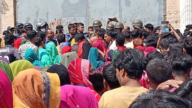 বকেয়া বেতনের দাবিতে নাসা গ্রুপের শ্রমিকদের সড়ক অবরোধ