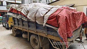 সাভারে পিকআপ ভর্তি টিসিবি পণ্য পাচারকালে গ্রেপ্তার ১