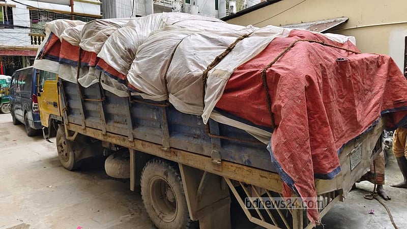 সাভারে পিকআপ ভর্তি টিসিবি পণ্য পাচারকালে গ্রেপ্তার ১