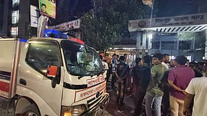 সেই গৃহবধূর লাশ নিয়ে মিরপুর থানার সামনে স্বজনদের বিক্ষোভ