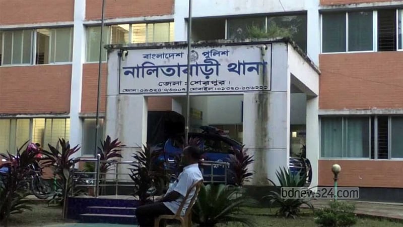 শেরপুরে ২৯৭ বোতল ভারতীয় মদসহ প্রাইভেট কার জব্দ, চালক আটক